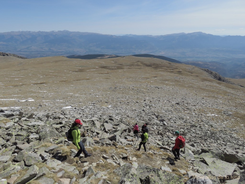Bajando de la cima del Puigpedrós hacia las Molleres del mismo pico
